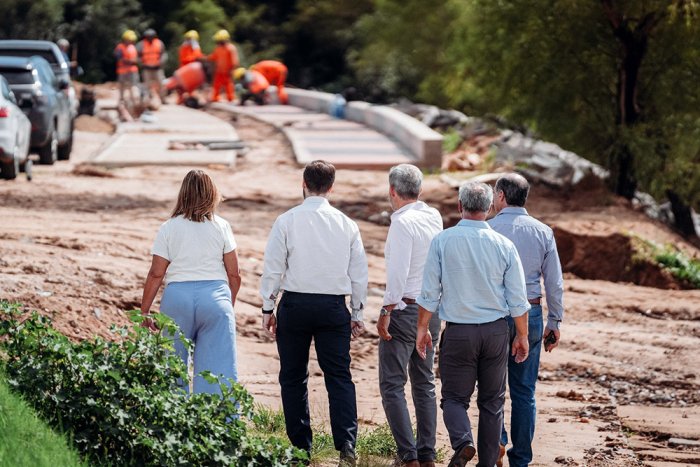 El gobernador, intendente, ministro, entre otros, recorrieron las obras a la vera del r&iacute;o Uruguay.