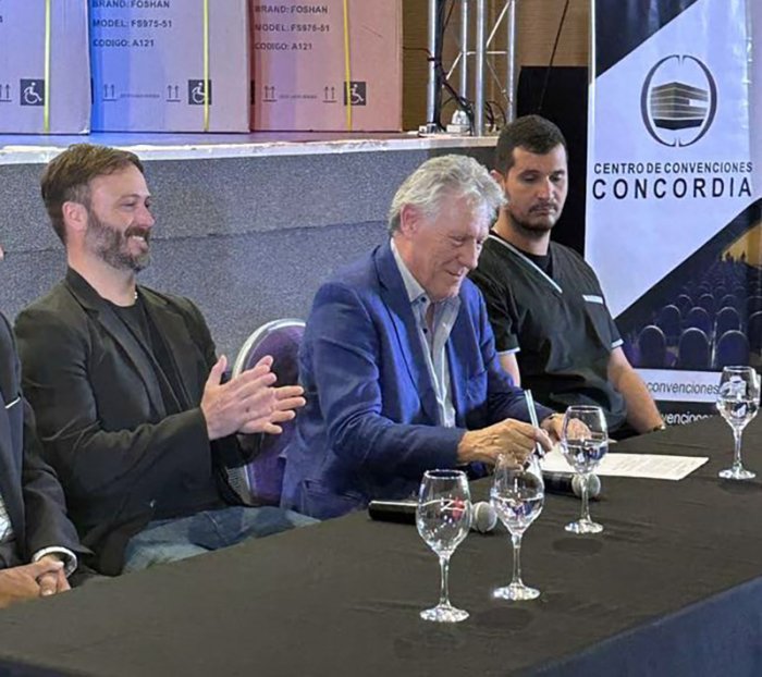 Azcu&eacute; con Cusinato durante un acto oficial, en Concordia.