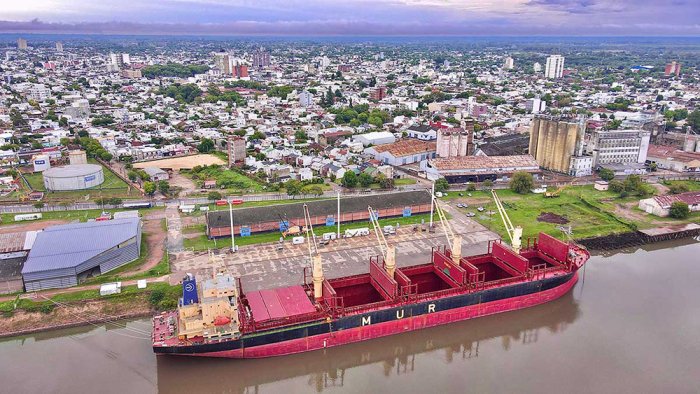 El porte del buque en la inmensidad uruguayense, con el r&iacute;o como testigo y el mal clima como contexto.