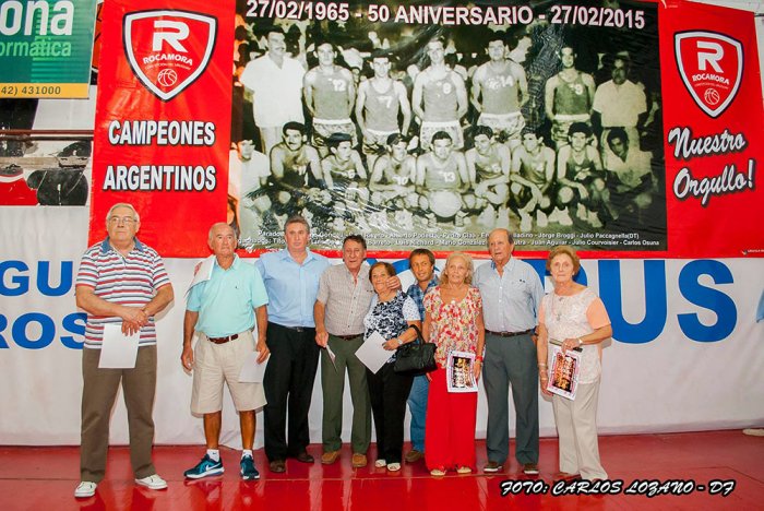 Los homenajeados con el mural que est&aacute; ubicado, en el presente, detr&aacute;s de la mesa de control.