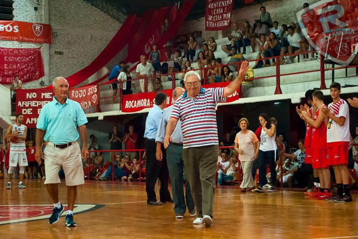 Otro momento de la ovaci&oacute;n que recibieron los campeones argentinos, cuando se cumplieron 5 d&eacute;cadas.