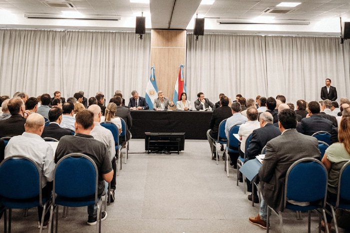 Frigerio, acompa&ntilde;ado por Troncoso y Aluani, entre otros, encabez&oacute; reuni&oacute;n en Paran&aacute;.