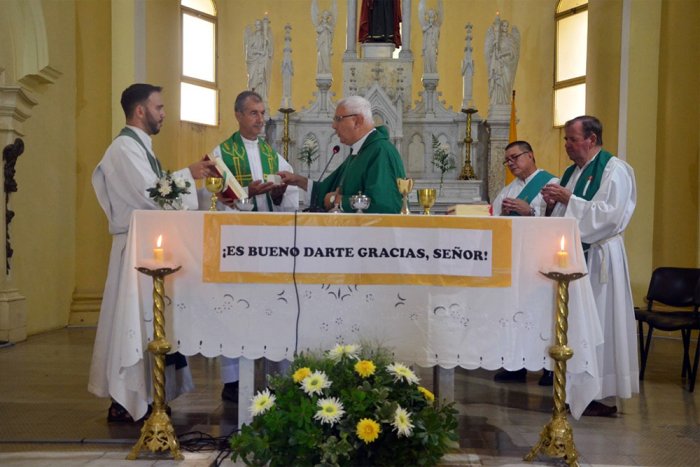 El nuevo p&aacute;rroco de San Jos&eacute;, acompa&ntilde;ado por el obispo Gustavo Zurbriggen.