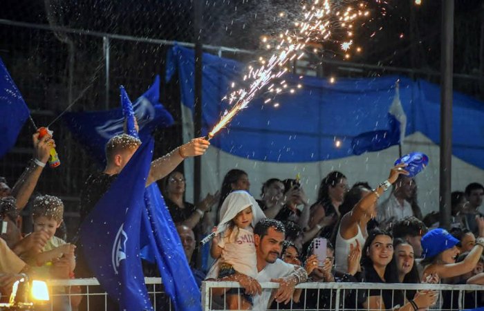 Festeja el Club V&eacute;lez Sarsfield por el t&iacute;tulo que gan&oacute; su comparsa.
