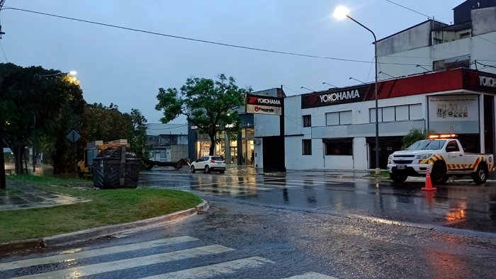 Personal de Tr&aacute;nsito desv&iacute;a la circulaci&oacute;n por avenida Eva Per&oacute;n.