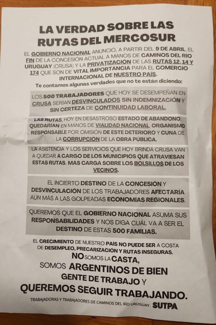Volantes entregados por trabajadores de Caminos del R&iacute;o Uruguay a usuarios de las rutas concesionadas.