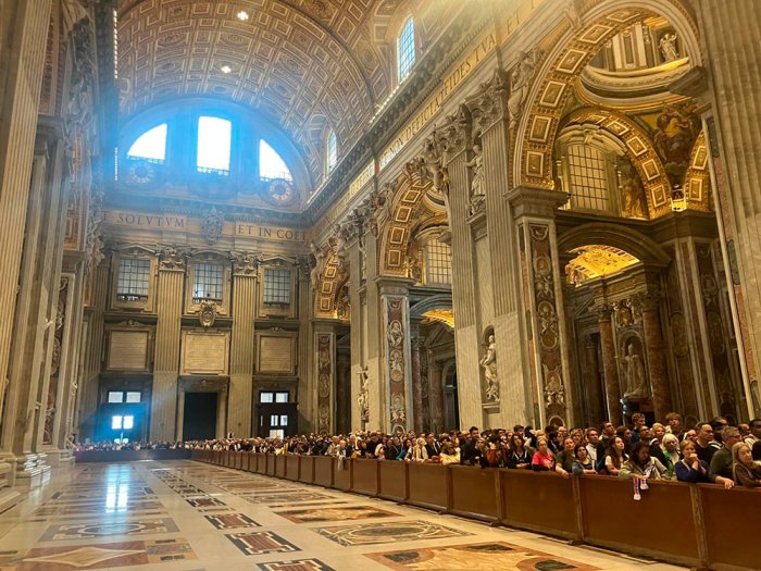 Largas filas para dar el &uacute;ltimo adi&oacute;s al primer Papa no europeo de la historia.