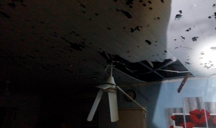 Algunos da&ntilde;os en un techo reflejados por vecinos afectados por el temporal.