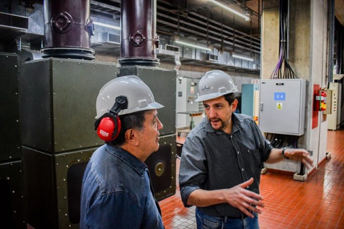 Chagas, acompa&ntilde;ado por un t&eacute;cnico, observa el estado de la turbina N&ordm; 4.
