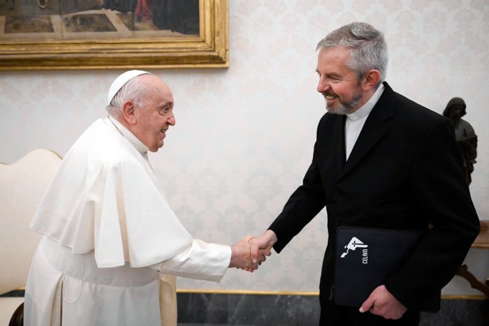Con el papa Francisco en su rol de secretario adjunto del Consejo Episcopal Latinoamericano (Celam).