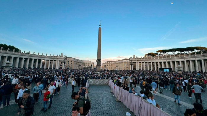 La Plaza San Pedro en la tarde de este jueves, mientras la multitud aguarda por el nuevo papa.