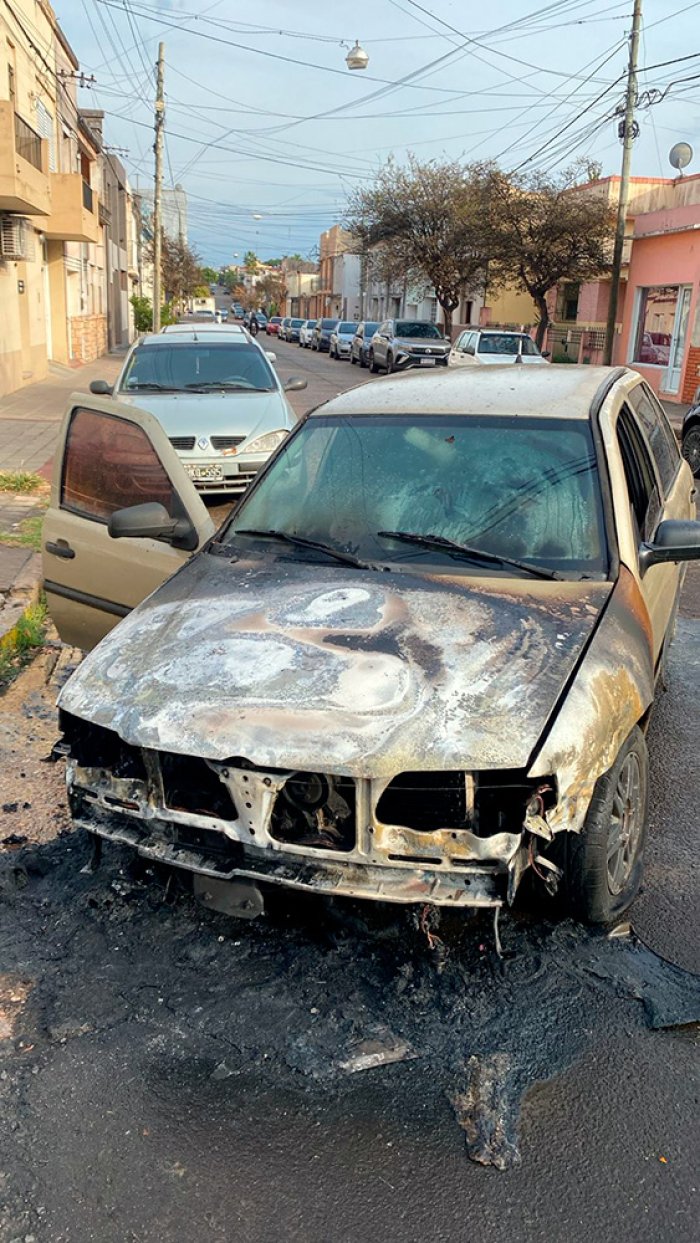 As&iacute; qued&oacute; el Gol que transita por calle Alem, de oeste a este, esta ma&ntilde;ana.