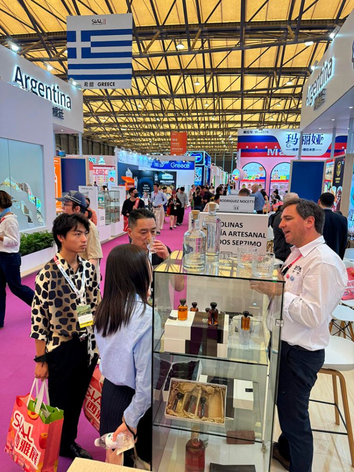 Los visitantes de la SIAL China 2025 degustaron las bebidas entrerrianas.