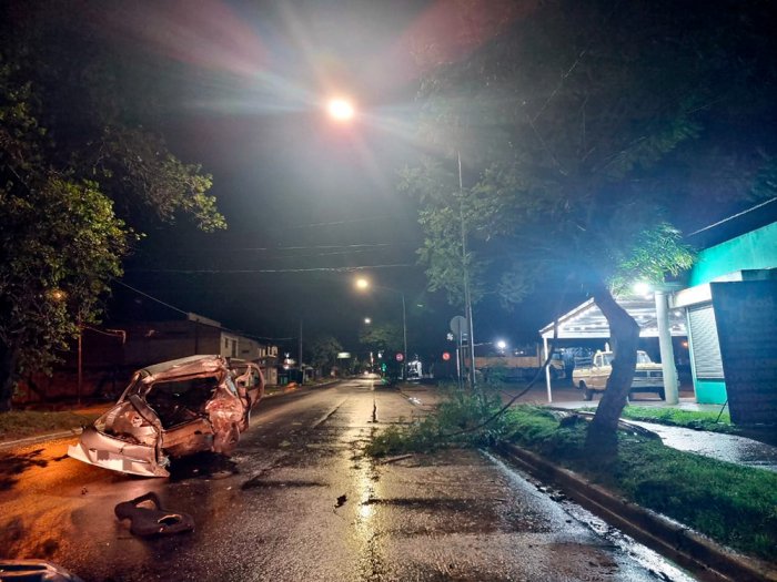 As&iacute; qued&oacute; el Peugeot que despist&oacute; y termin&oacute; colisionando contra un &aacute;rbol.