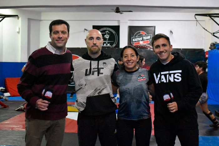 Teze y Bal&iacute;n conducen la academia especializada en artes marciales mixtas.