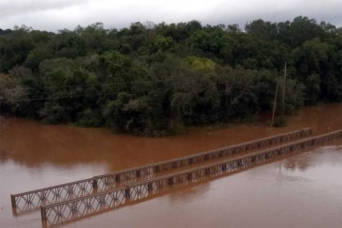 Puente bajo agua en El Soberbio, Misiones