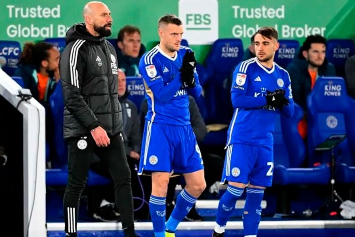 En 2023 estuvo en el cuerpo t&eacute;cnico de Leicester. En la foto junto al goleador Jamie Vardy.