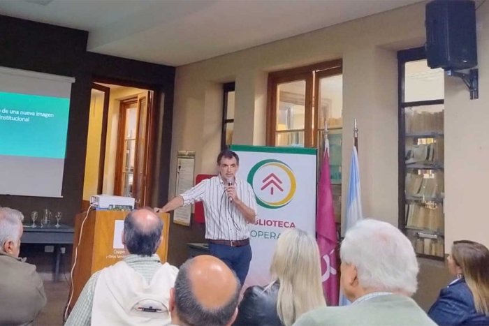 Juan Mart&iacute;n Asueta expuso sobre la imagen institucional y los paneles solares