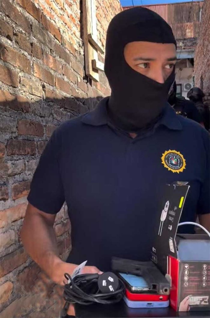 Cr&eacute;dito Concordia Policiales - El arma que se ve en la foto ser&iacute;a una r&eacute;plica de pl&aacute;stico