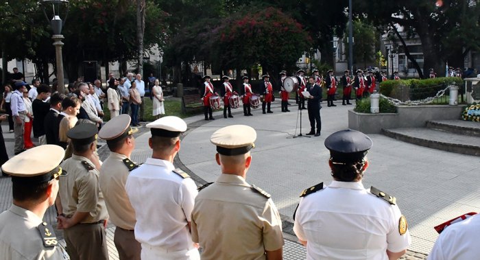 El presidente municipal habl&oacute; ante los presentes en plaza 25 de Mayo.