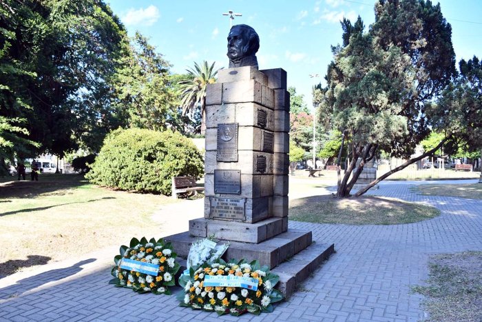 El busto que recuerda al general Urquiza ubicado en la plaza de nombre hom&oacute;nimo.