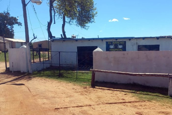 El Rancho Tropical dec&iacute;a el cartel del local bailable que funcionaba en un sal&oacute;n comunitario municipal.