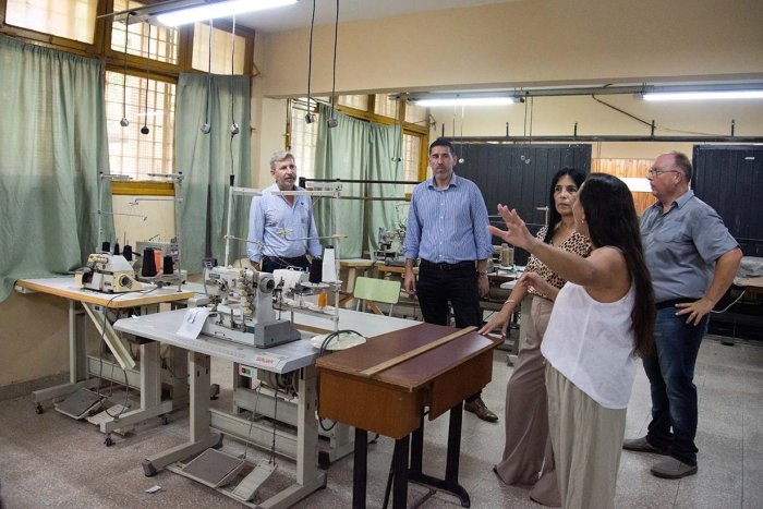 Frigerio recorri&oacute; las instalaciones de la Escuela T&eacute;cnica 2 de la capital entrerriana.