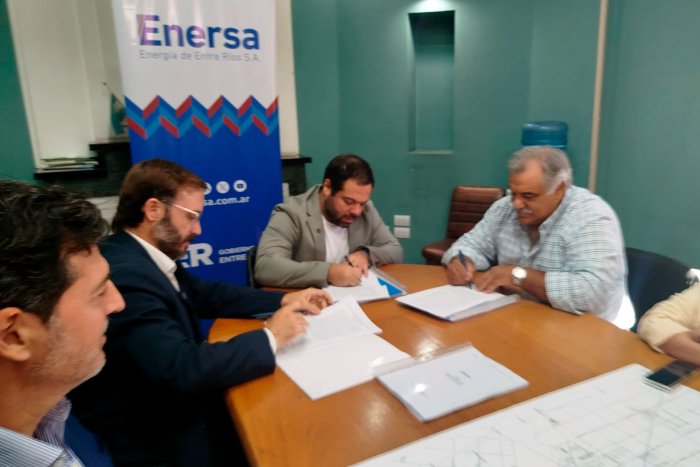 Azcu&eacute;, Troncoso y Spinelli firmaron el acta este lunes por la ma&ntilde;ana.
