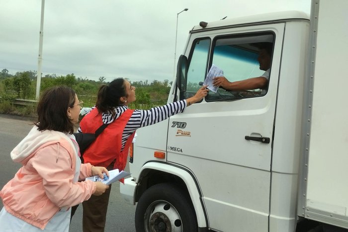 Docentes visibilizan su reclamo entregando volantes a los conductores que pasan por RN14.