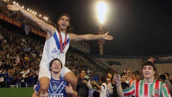 Larrivey festejando el t&iacute;tulo con V&eacute;lez