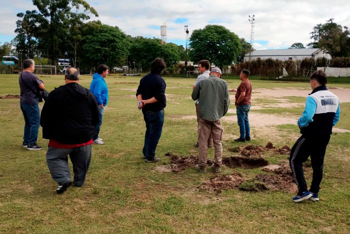 La cancha fue recorrida este lunes por autoridades del club e ingenieros de Vecchio.