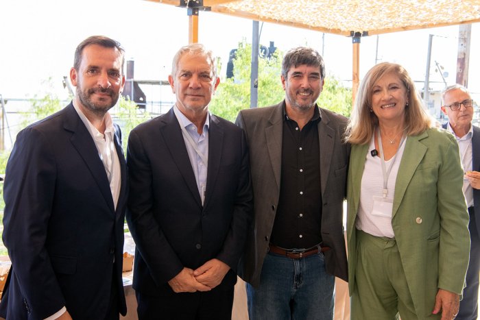 El intendente de La Plata, Julio Alak, con Rosario Romero y Adri&aacute;n Fuertes.