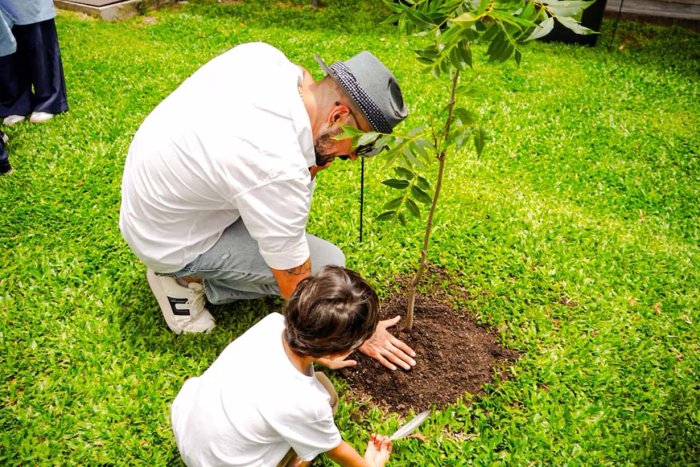 Abel Pintos plantando un nogal en el parque del hospital Guti&eacute;rrez.