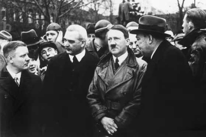 Albert V&ouml;gler, hermano del CEO Eugen V&ouml;gler y tambi&eacute;n part&iacute;cipe en la empresa, a la izquierda de Adolf Hitler. A partir de 1932, Albert V&ouml;gler financi&oacute; abiertamente al Partido Nazi. Desde 1940 en adelante, estuvo muy involucrado en la fabricaci&oacute;n de municiones y actu&oacute; como asesor cient&iacute;fico no oficial de Hermann G&ouml;ring. El 14 de abril de 1945, para evitar ser capturado por el ej&eacute;rcito norteamericano, V&ouml;gler se suicid&oacute; ingiriendo una pastilla de cianuro.