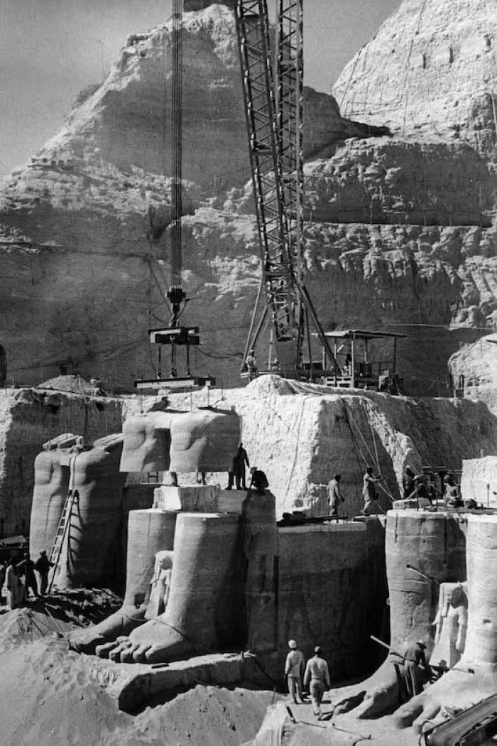 El traslado de Abu Simbel (1964-1968) fue una monumental operaci&oacute;n de la UNESCO que salv&oacute; los templos de Rams&eacute;s II y Nefertari de ser sumergidos por el lago Nasser tras la construcci&oacute;n de la represa de Asu&aacute;n. El templo fue cortado en m&aacute;s de 1.000 bloques, trasladado 65 metros m&aacute;s arriba y 200 metros tierra adentro. La empresa Hochtief AG fue la encargada de la operaci&oacute;n de traslado.