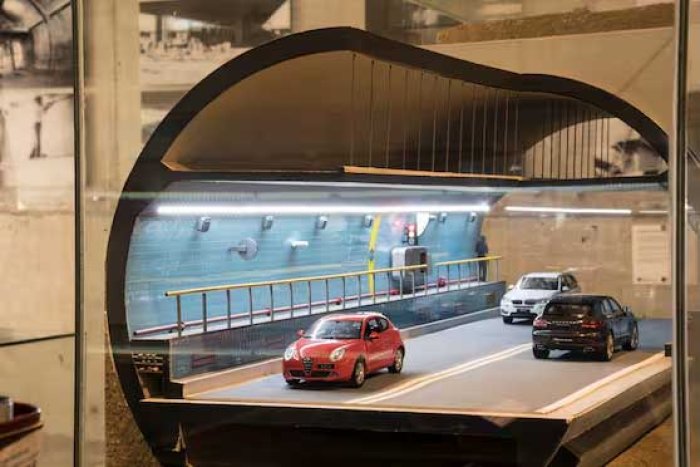 El t&uacute;nel subfluvial Ra&uacute;l Uranga-Carlos Sylvestre Begnis, que une Santa Fe y Paran&aacute;, opera actualmente con normalidad. Tiene una longitud de casi tres kil&oacute;metros y una profundidad de hasta 32 metros bajo el nivel del r&iacute;o.