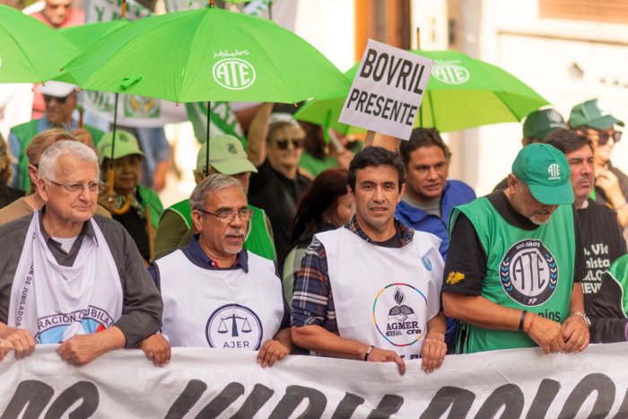 Aimone encabez&oacute; la multitudinaria movilizaci&oacute;n del jueves en Paran&aacute; (foto: La Lucha en la Calle).