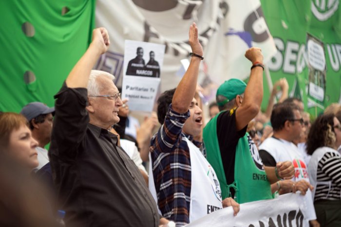 Aimone junto a Pachi Antivero, titular provincial de AGMER, frente a Casa Gris el juves (foto: La Lucha en la Calle).