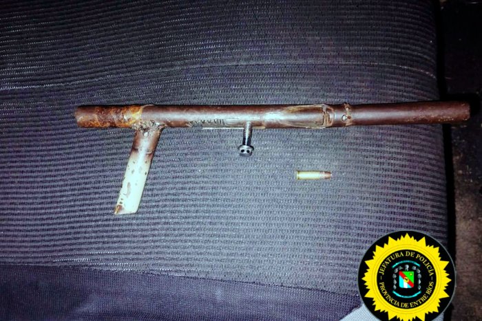 El arma de fabricaci&oacute;n casera que secuestr&oacute; la polic&iacute;a, en Concordia.