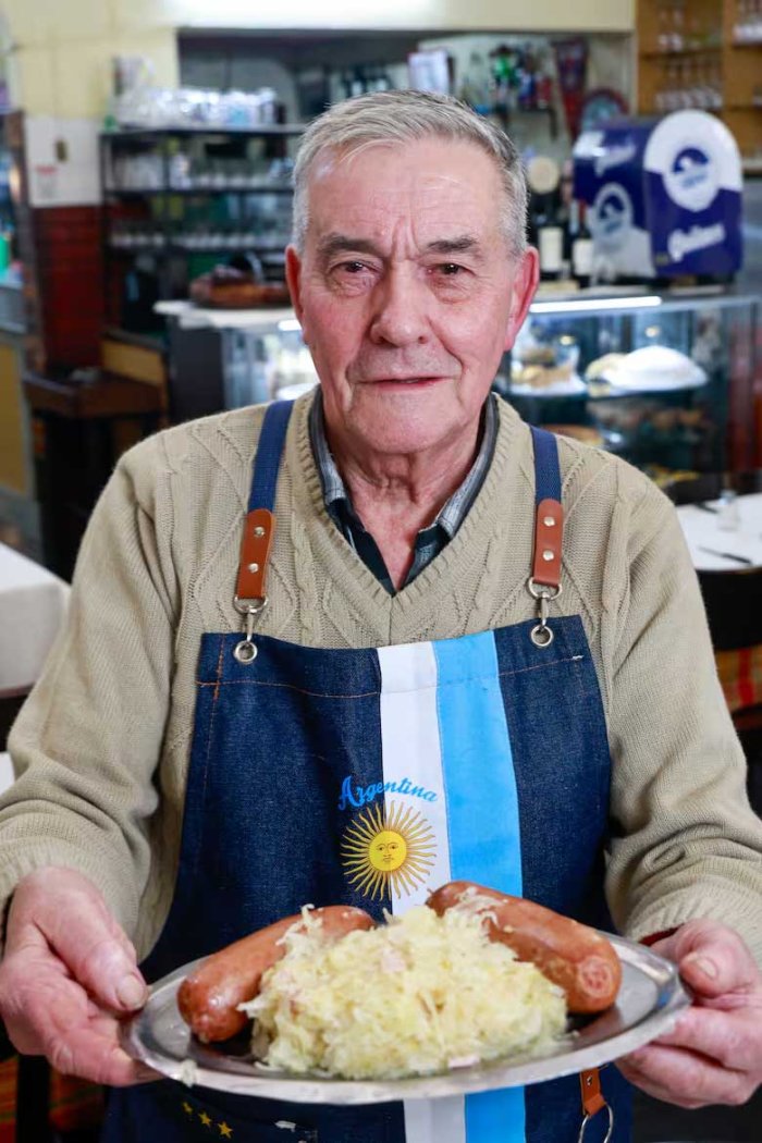 Abel Barbieri con las cl&aacute;sicas salchicas con chucrut
