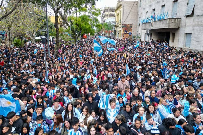 Una panor&aacute;mica de la multitud que se congreg&oacute; en la plaza central de Concordia (foto: @3200deportes).