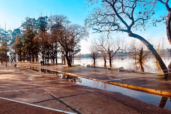 El agua del r&iacute;o Uruguay ya lleg&oacute; a la parte alta de la avenida costanera.