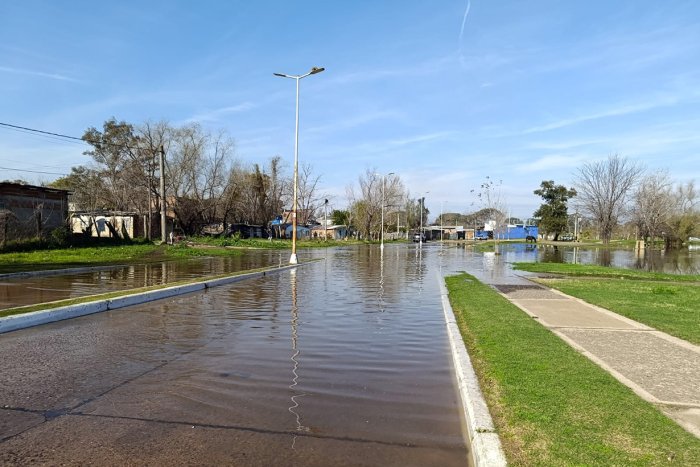 As&iacute; avanza el r&iacute;o Uruguay sobre avenida Maip&uacute;, este lunes a media ma&ntilde;ana.