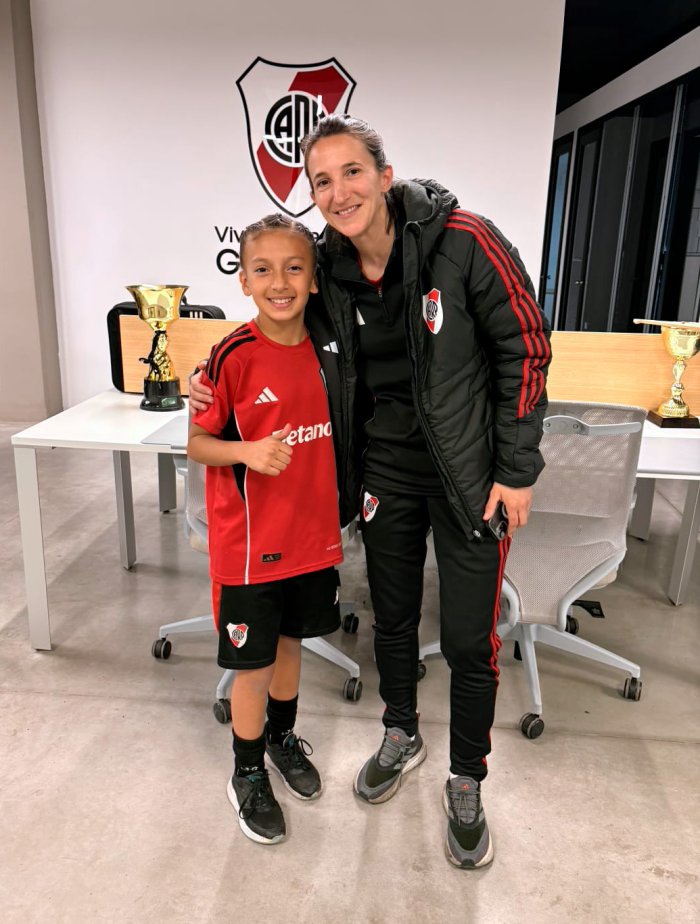 La joven concordiense con Nani, su profesora en River.