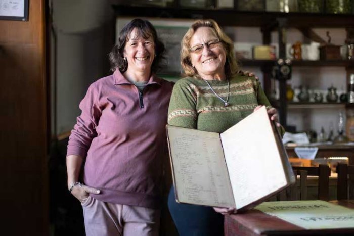 Olga con Silvia, una de las empleadas hist&oacute;ricas