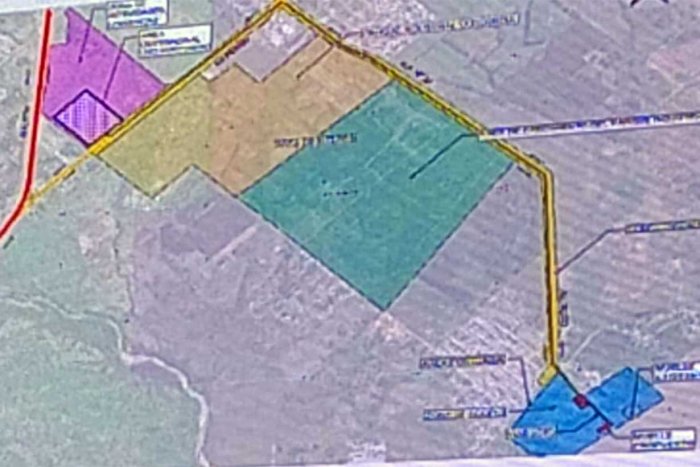 En rosado, la zona log&iacute;stica; en amarillo y verde el Parque Industrial, y en azul el Puerto de Barcazas