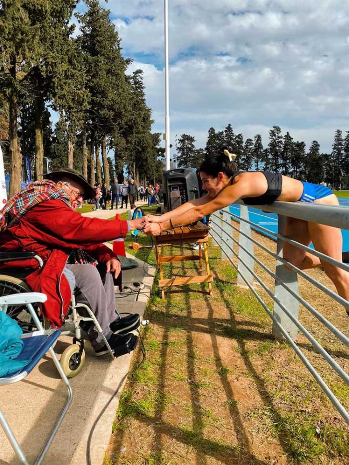 Rodolfo Barizza, su gran entrenador de toda la vida, que tiene 94 a&ntilde;os y est&aacute; en silla de ruedas, acompa&ntilde;&oacute; a Betsab&eacute;