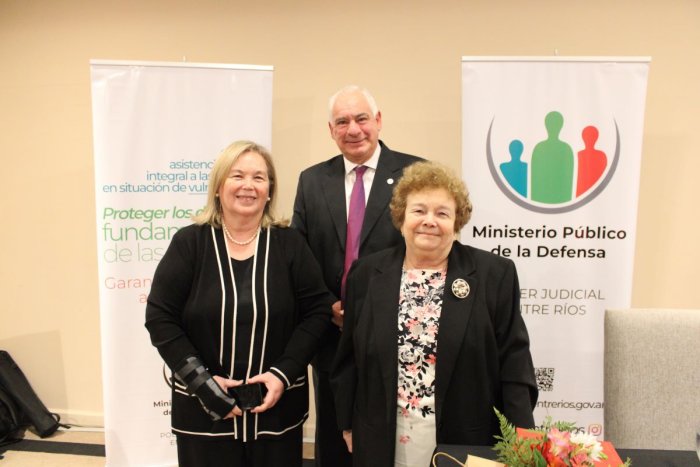 Ben&iacute;tez con Susana Medina y Stella Maris Mart&iacute;nez