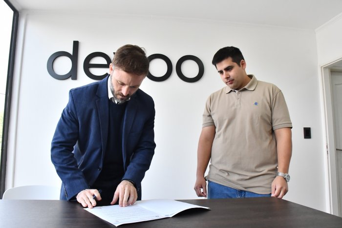 El intendente Azcu&eacute; junto a Iv&aacute;n Arriola, socio fundador de la empresa Devoo.