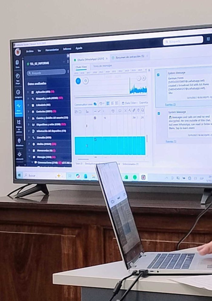Arias expone los mensajes y audios